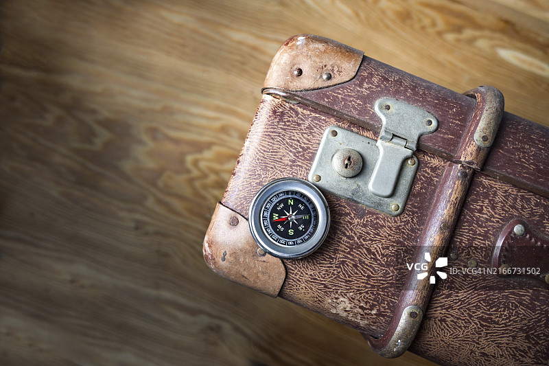复古行李箱与指南针：旅行探险概念图片素材
