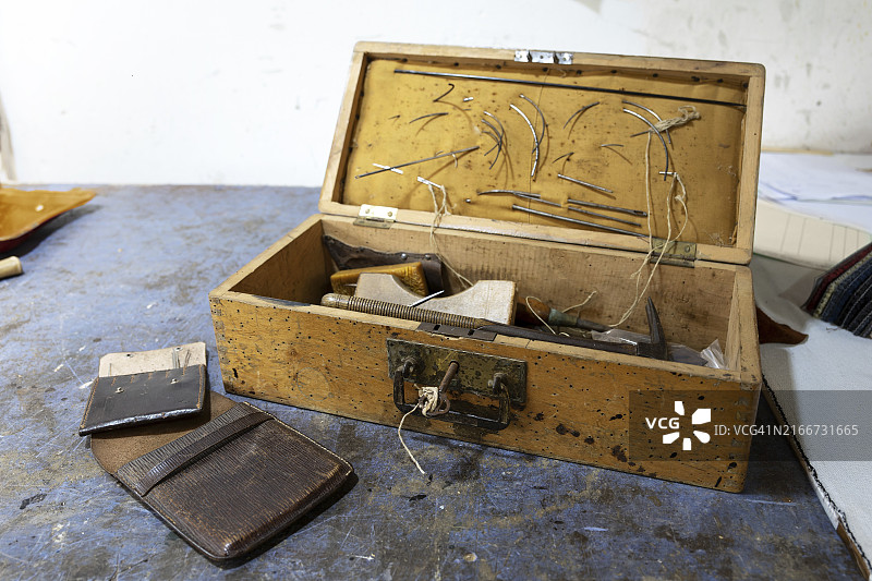 装有针和各种工艺工具的旧木制工具箱，用于移动工作，传统工艺，复制空间，选定焦点，窄景深图片素材