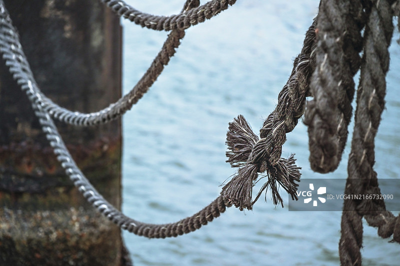 码头上旧船绳的绳结图片素材