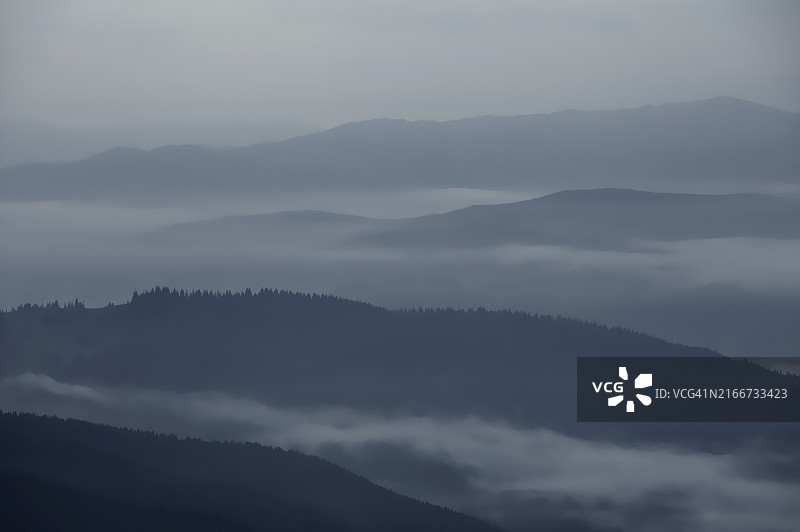夜幕下美国大雾山国家公园的轮廓图片素材