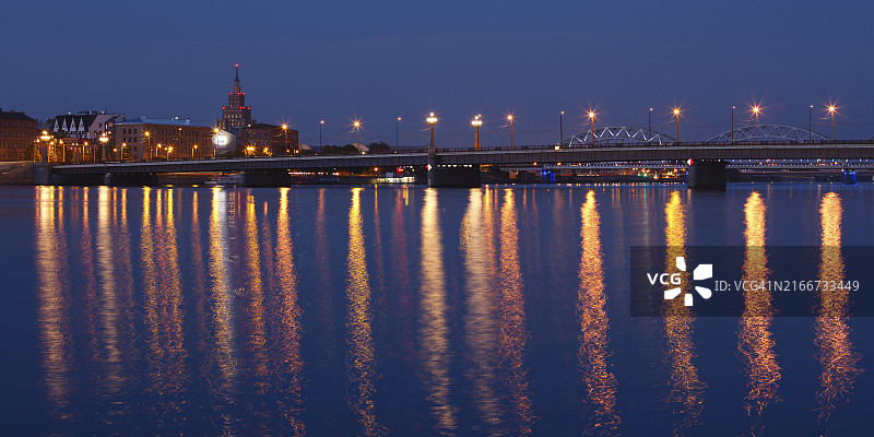 拉脱维亚里加的灯光桥梁全景，欧洲图片素材