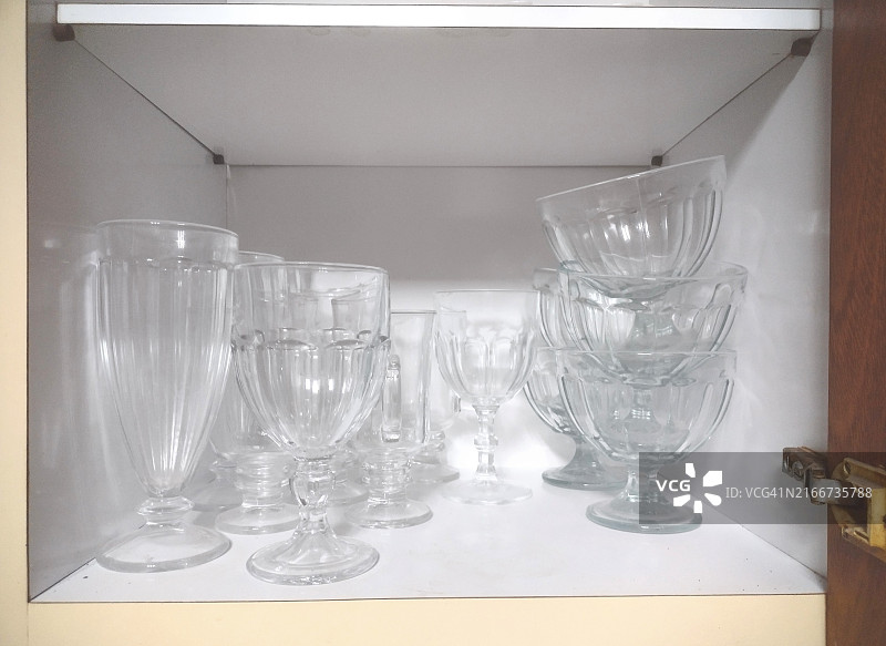 厨房橱柜里装着玻璃杯的架子图片素材