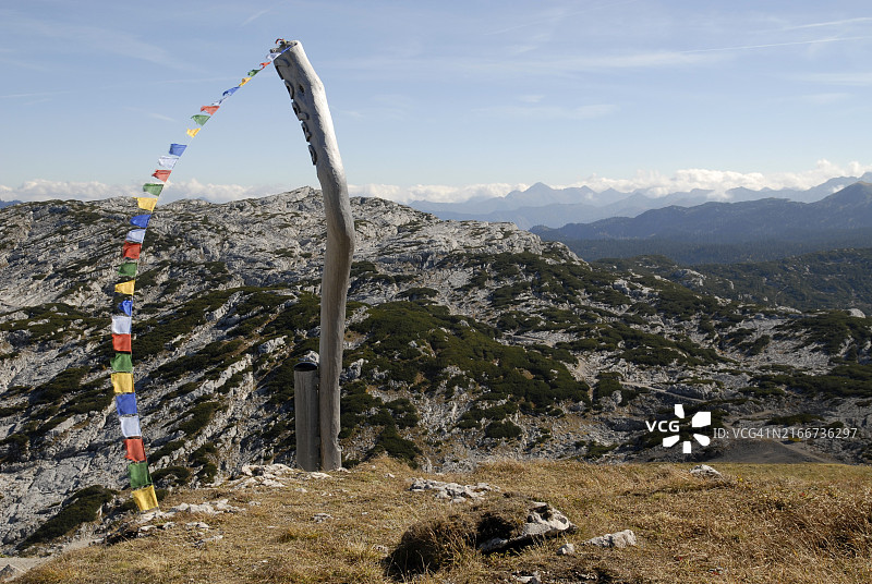奥地利萨尔茨卡默古特达赫施泰因山脉的祈祷旗图片素材