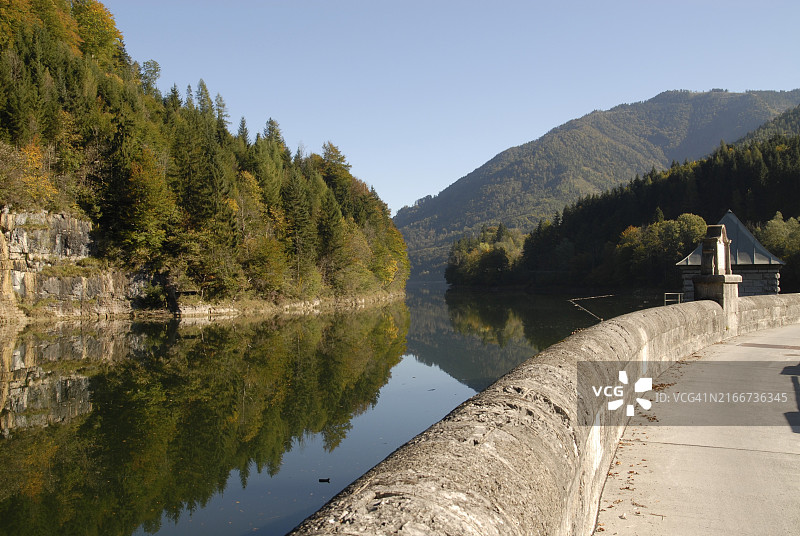 奥地利萨尔茨堡维斯塔尔水库的秋色图片素材