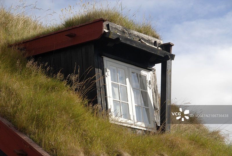 带窗户的草屋顶，丁加内斯，托尔斯港老城区，法罗群岛图片素材