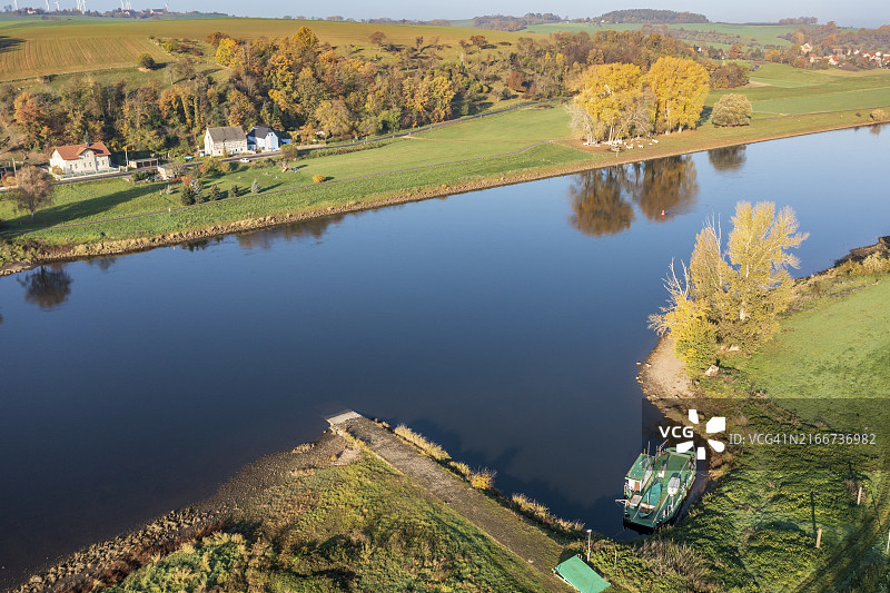 德国迈森市北部克莱因扎德尔村易北河鸟瞰，小型渡轮图片素材