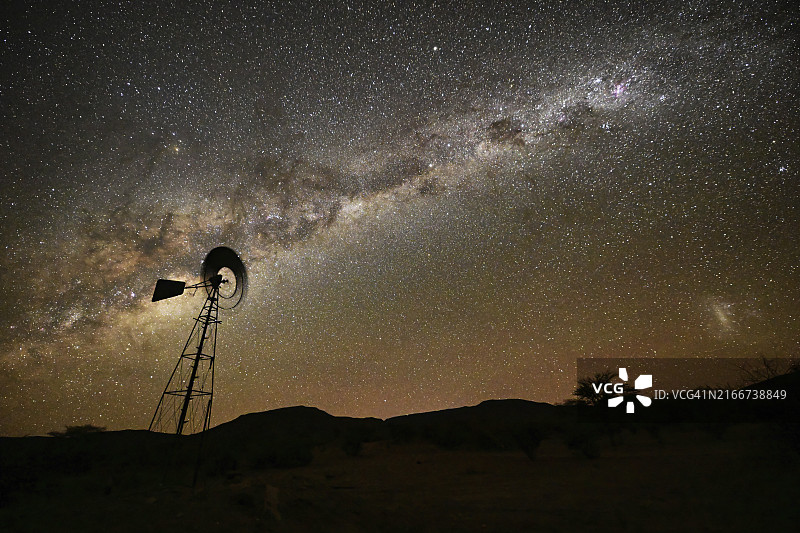 纳米比亚非洲风动水泵之上的银河图片素材