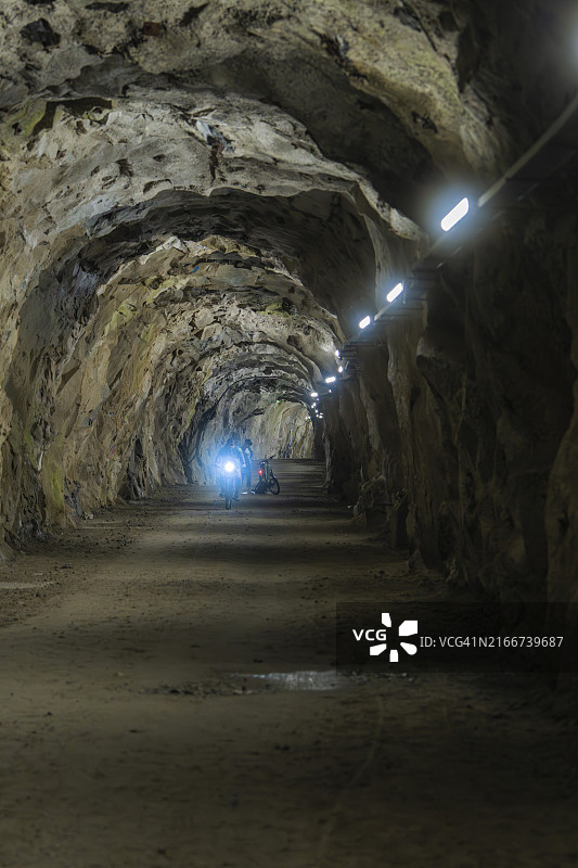 奥地利齐勒河谷克莱因藏族聚居区地下洞穴内带人工照明的石质隧道图片素材