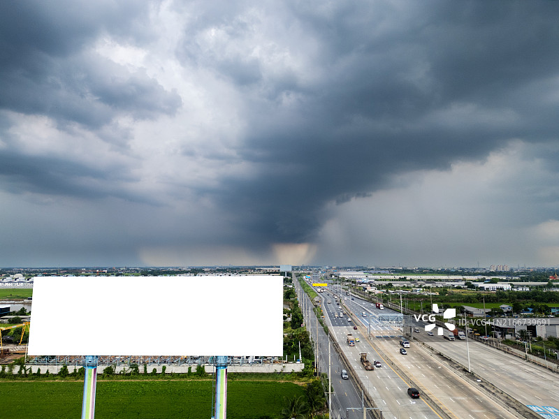 暴风雨天空下的高速公路和空白banner图片素材