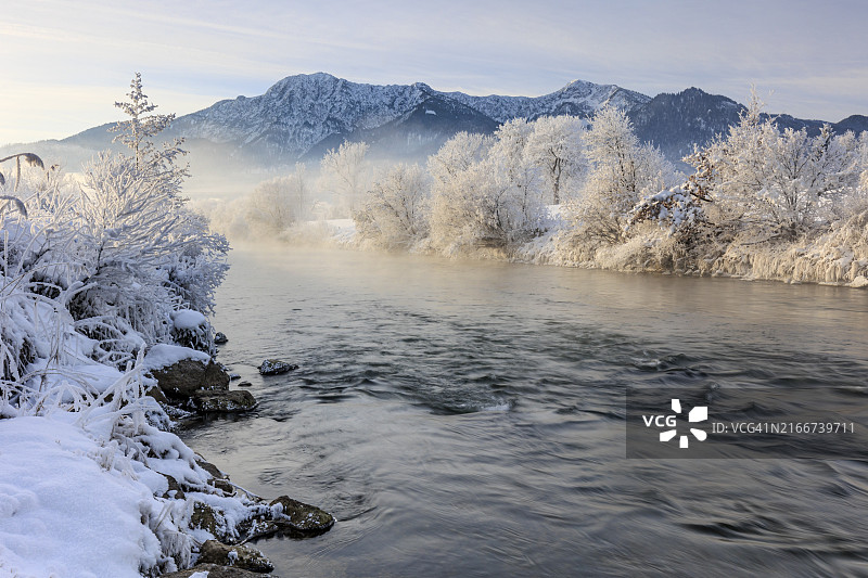 山前雾凇中的河流和树木，冬季，洛伊萨赫，赫尔佐格斯坦和海姆加滕的景色，阿尔卑斯山麓，上巴伐利亚，巴伐利亚，德国，欧洲图片素材