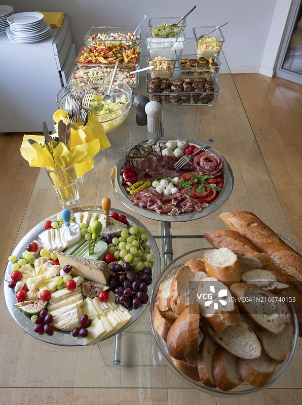 巴伐利亚玻璃桌上的冷餐自助餐图片素材
