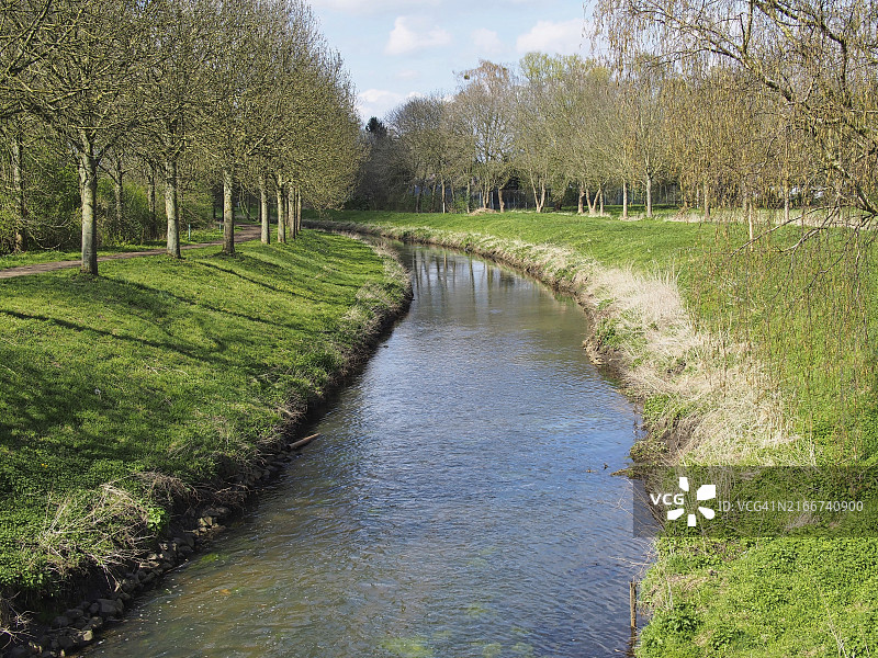 春季莱茵河下游河道风景，德国北莱茵-威斯特法伦图片素材