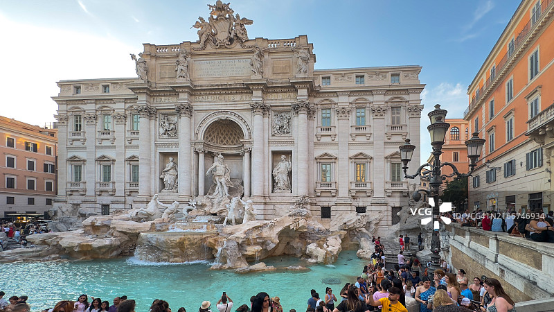罗马特莱维喷泉的活力景象图片素材