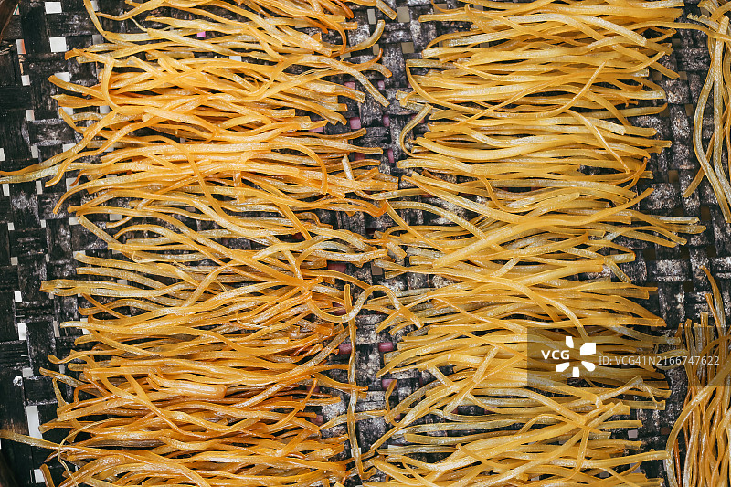 越南中部会安古镇晾晒姜黄黄米粉图片素材