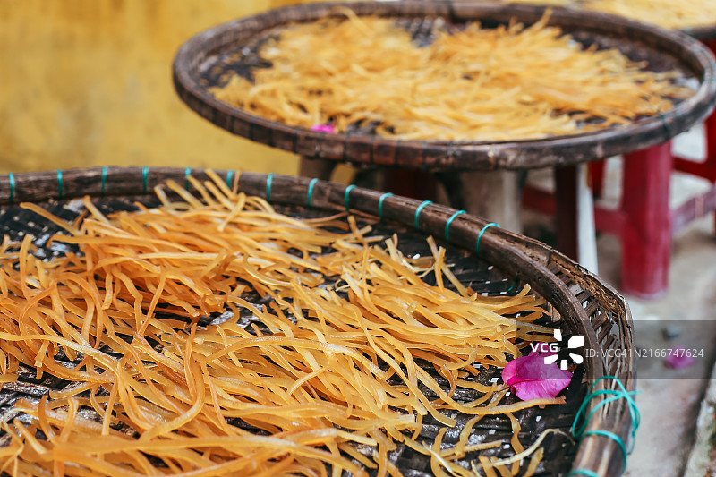 越南中部会安古镇晾晒姜黄黄米粉图片素材