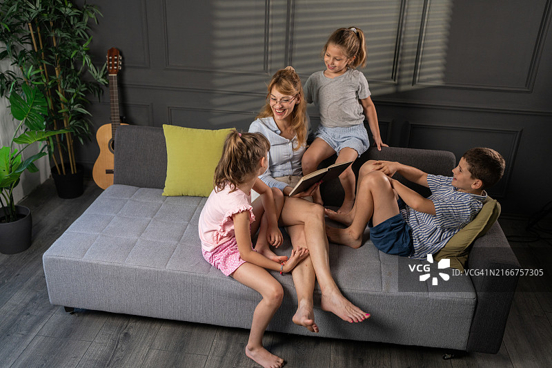 家人在家中共度美好时光图片素材