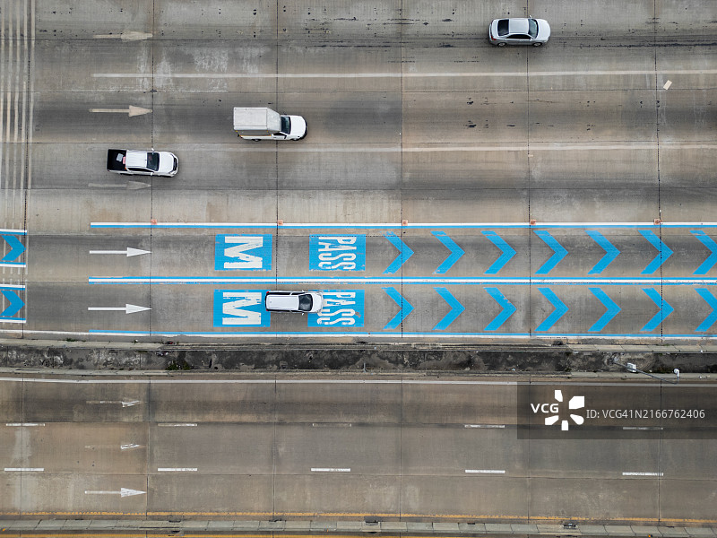 带车道标记的高速公路车辆航拍图片素材