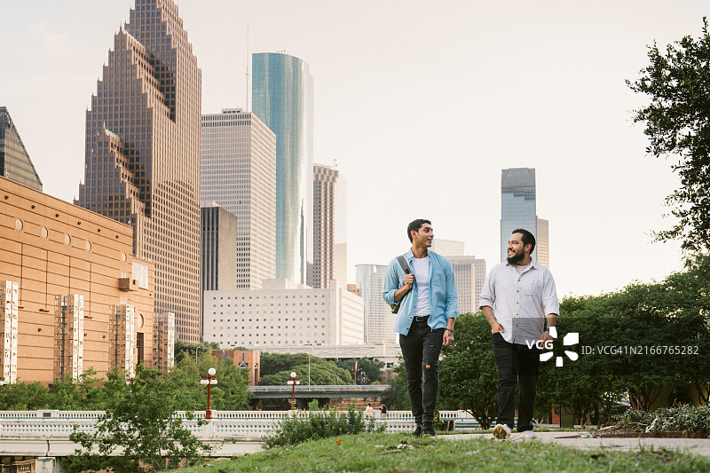 在城市里闲逛的朋友图片素材