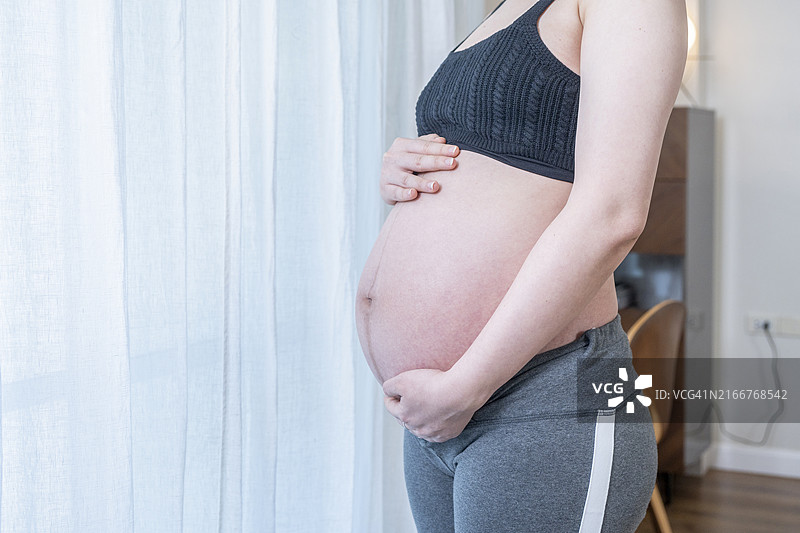 孕妇抚摸腹部图片素材