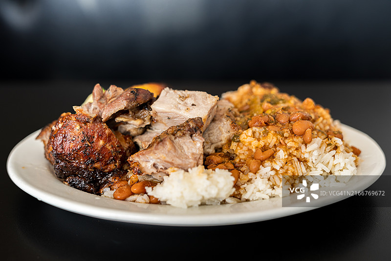 白米饭、红豆和烤猪肉美食图片素材