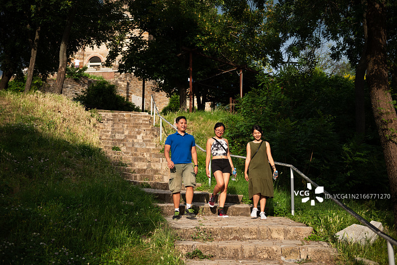 朋友们参观旅游景点图片素材