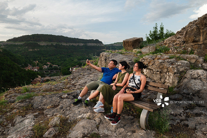 朋友们正在自拍图片素材
