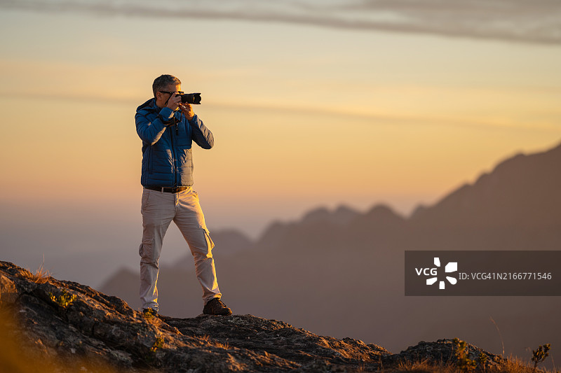 游客拍摄山景图片素材