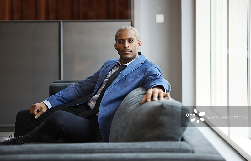 商务人士坐在办公室沙发上图片素材