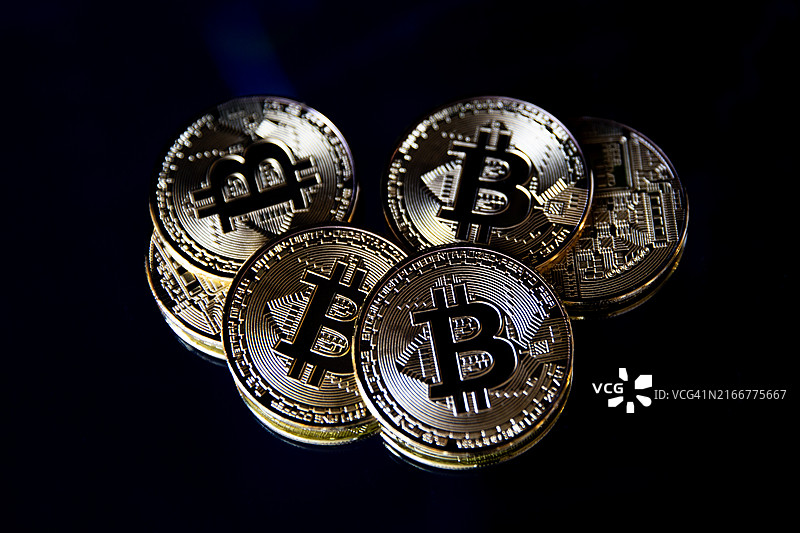 黑色背景上的比特币图片素材