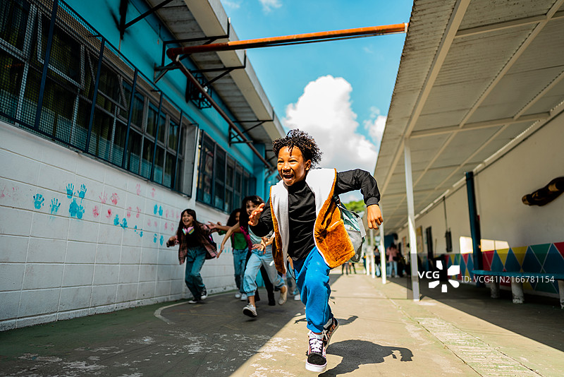 学生在校园里和朋友们一起跑步图片素材