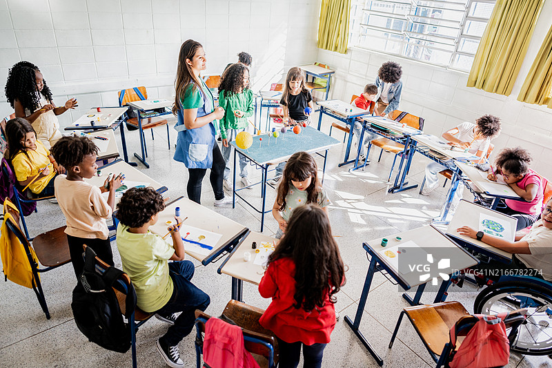 学生在教室里绘画图片素材