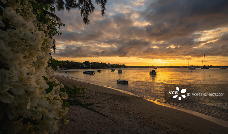 非洲毛里求斯大湾印度洋上的日落船只图片素材
