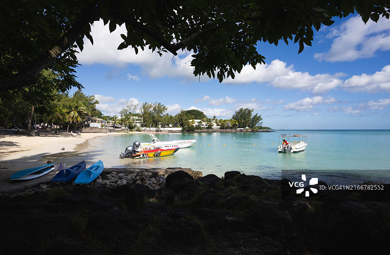 毛里求斯大湾阳光明媚的海滩，绿叶环绕图片素材