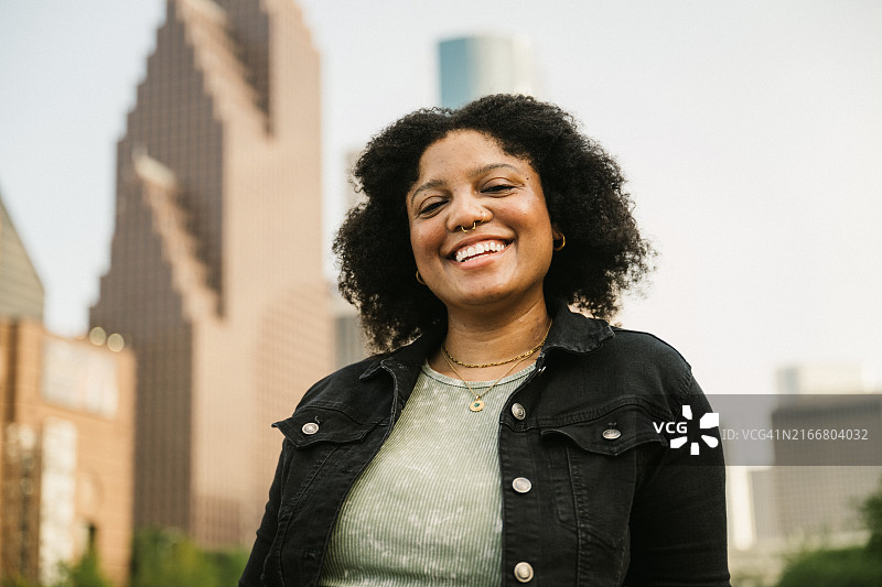 以城市天际线为背景的黑人女性图片素材