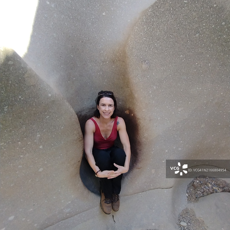 坐在岩石中的女人图片素材