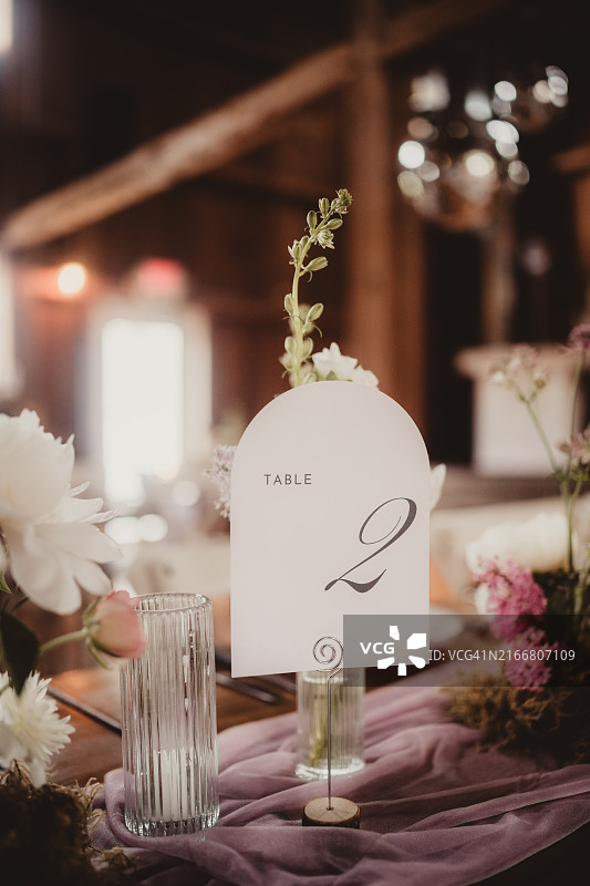 婚礼招待会上的桌号牌图片素材