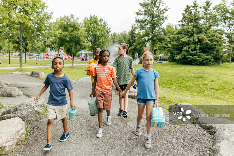 户外探索：儿童发现自然之美图片素材