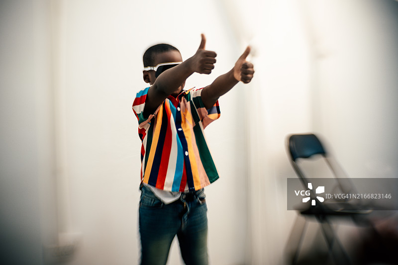 戴墨镜的酷男孩图片素材