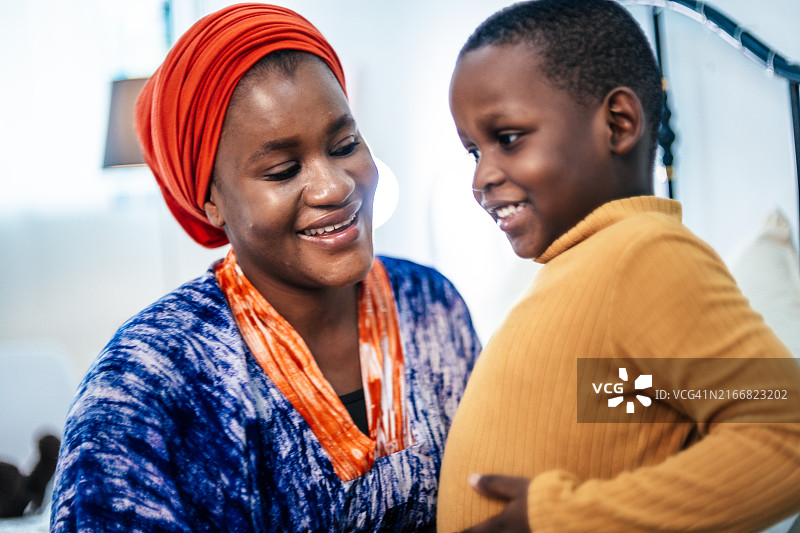 非洲母亲和儿子度假图片素材