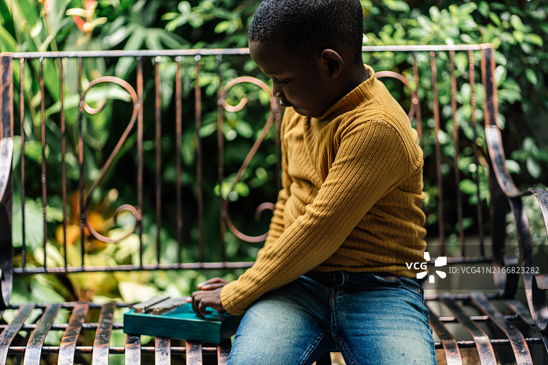 黑人男孩演奏卡林巴琴特写图片素材