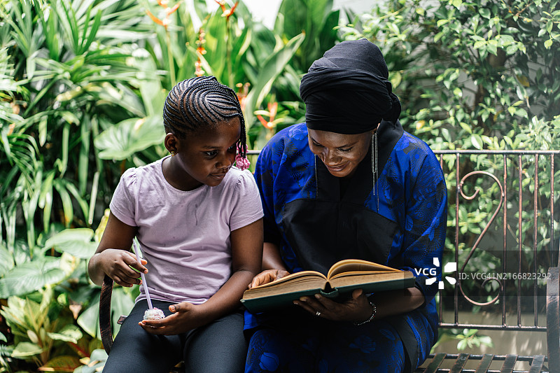 母女阅读书籍图片素材