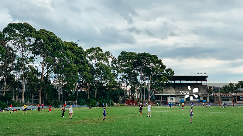 在公园踢足球图片素材