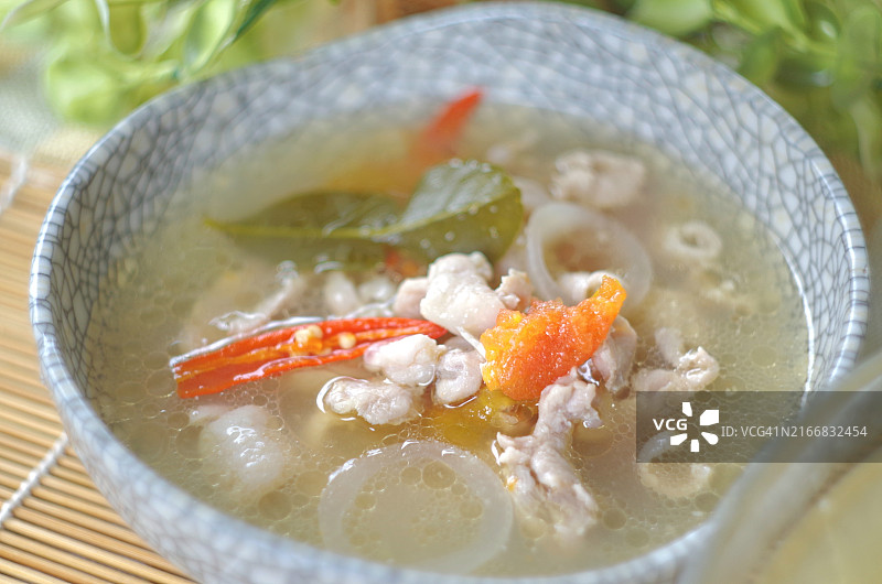 传统泰式香辣鸡汤配辣椒和青柠叶特写图片素材