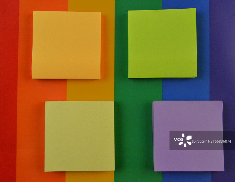 彩色背景上的彩色纸质贴纸图片素材