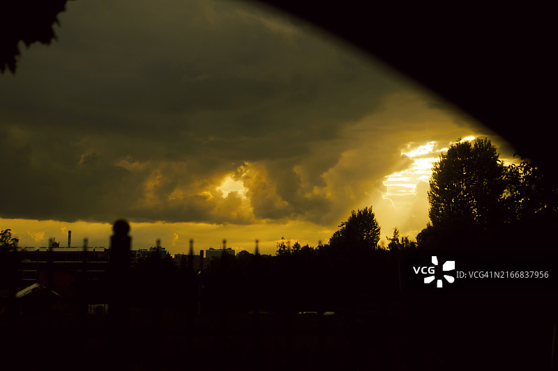 车窗外的多云晚霞图片素材