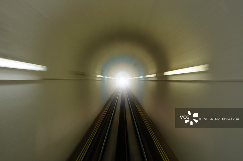 隧道尽头的光图片素材