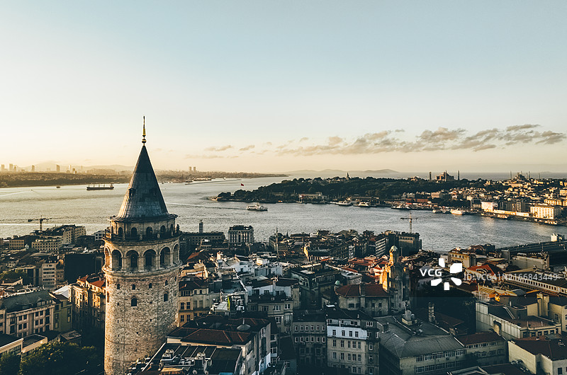 土耳其伊斯坦布尔天际线：博斯普鲁斯海峡和加拉塔图片素材