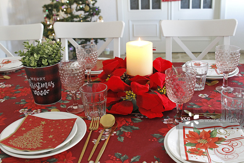 圣诞节时的节日餐桌图片素材