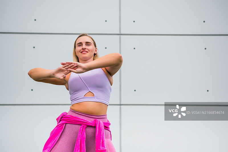 在户外跳舞的年轻女人图片素材