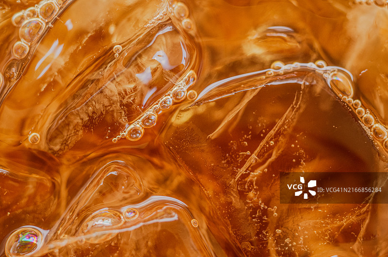 带气泡和冰块的冰镇饮料特写图片素材